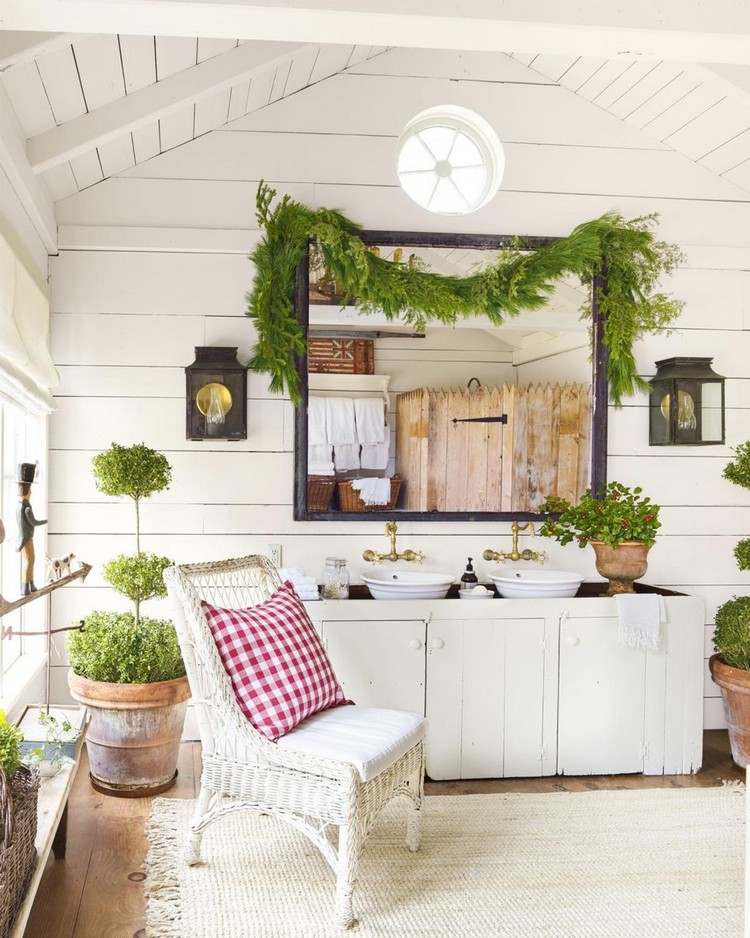 Vidiecky dom kúpeľňa vyzdobiť na Vianoce zelenou na zrkadlo kockovaný vzor hodiť vankúš