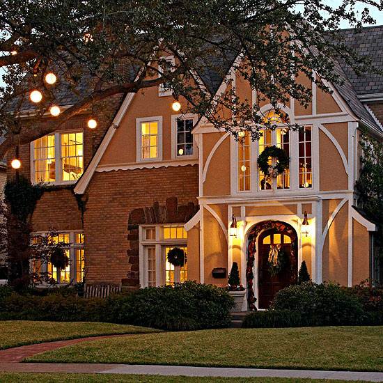 Fasáda domu slávnostne vyzdobiť osvetliť slávnostne vyzdobiť osvetliť dverný veniec