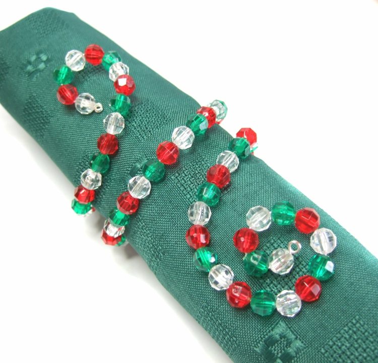 Vianočný obrúskový prsteň vyrobený z drôtu a perál vianočné dekorácie na stôl obrúsky prsteň diy drôtené korálky