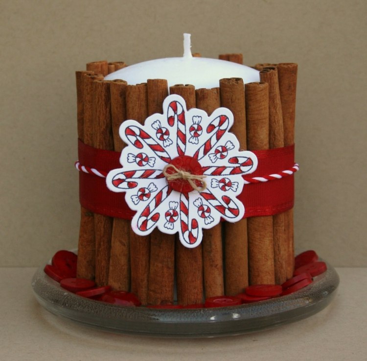 Na Vianoce môžete stôl ozdobiť lampášom vyrobeným zo škoricových tyčiniek vianočný stôl dekorácia sviečka lampáš škoricové tyčinky stuha červená vločka obrázok