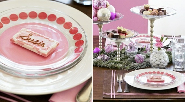 biela ružová fialová aranžmán na vianočný stôl Miestna karta na usporiadanie vianočného plesového stolu