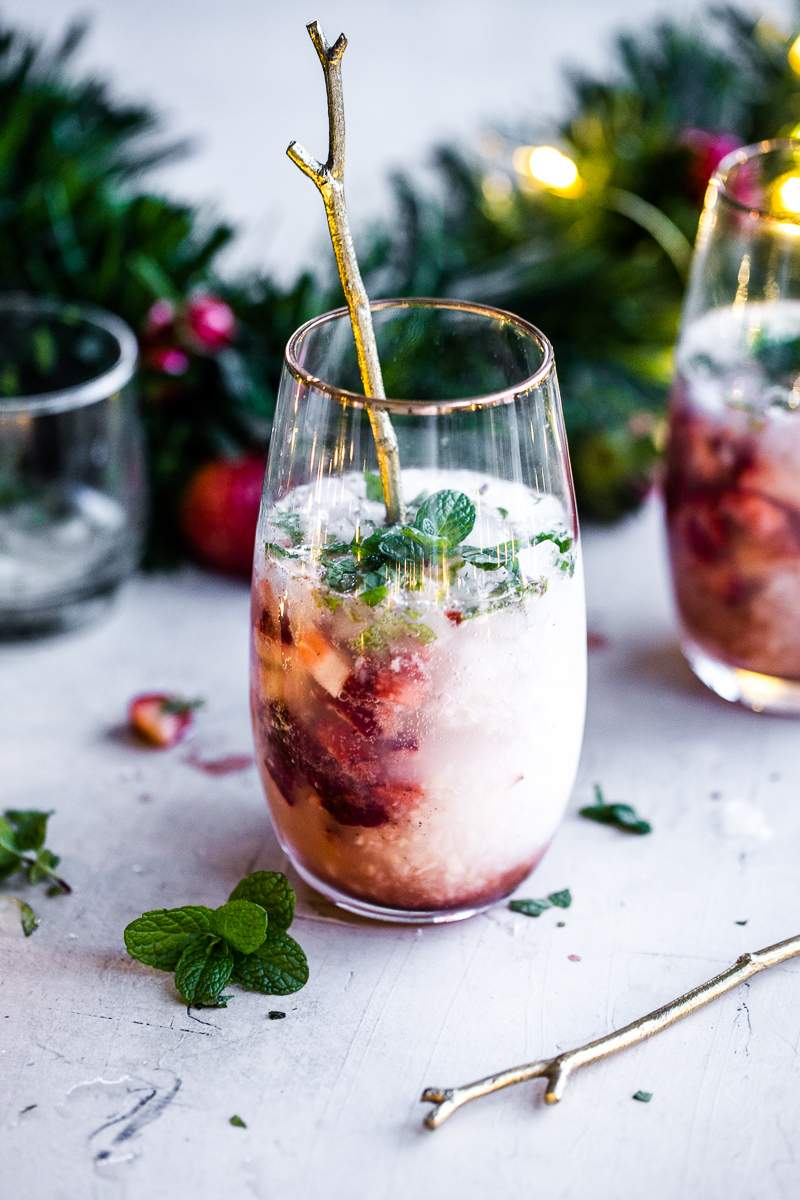 Pripravte si vianočný kokteil s jahodami a kockami ľadu a javorovým sirupom