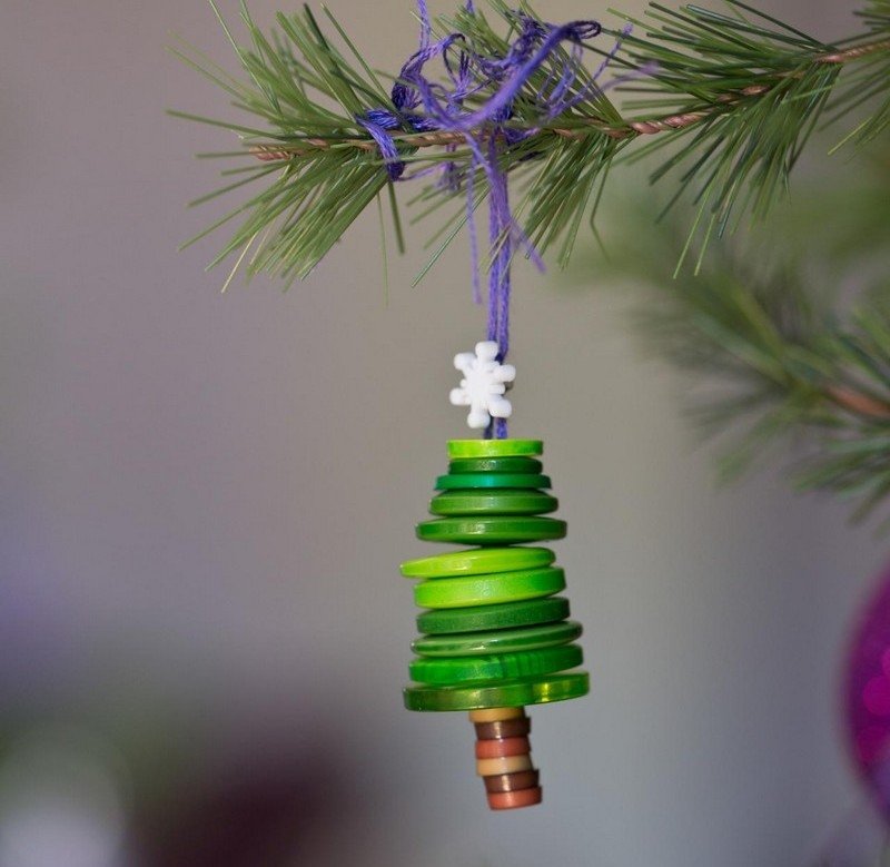 Ozdoba vianočného stromčeka s deťmi - nápad na vianočný stromček vyrobený z gombíkov Vianočné nápady remesiel 2015 dekorácie vianočného stromčeka pre deti