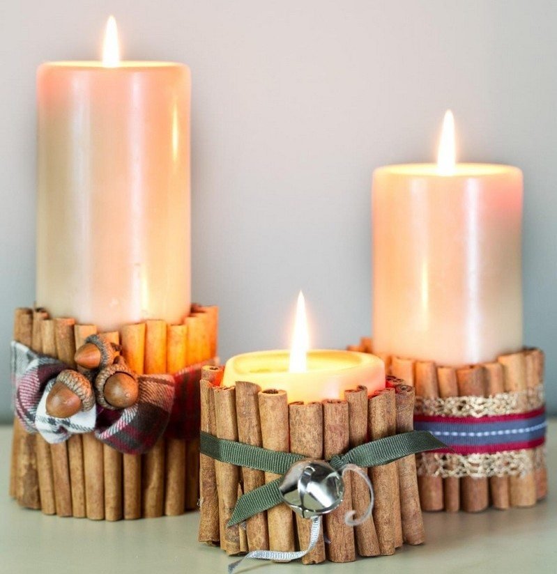 Ozdobte sviečky škoricovými tyčinkami, žalude a stuhou Nápady na vianočné remeslá-2015-sviečky-škoricové-tyčinky-žaluď-zvonček-ozdobené
