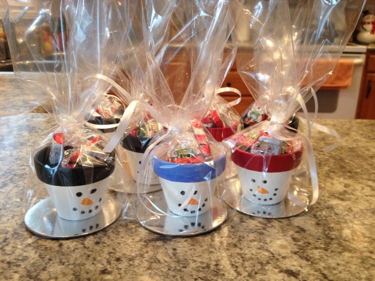 Maľujte hlinené hrnce ako snehuliakov a naplňte ich cukríkmi Vianočné remeselné nápady-2015-darček-snehuliak-maľované-hlinené papriky