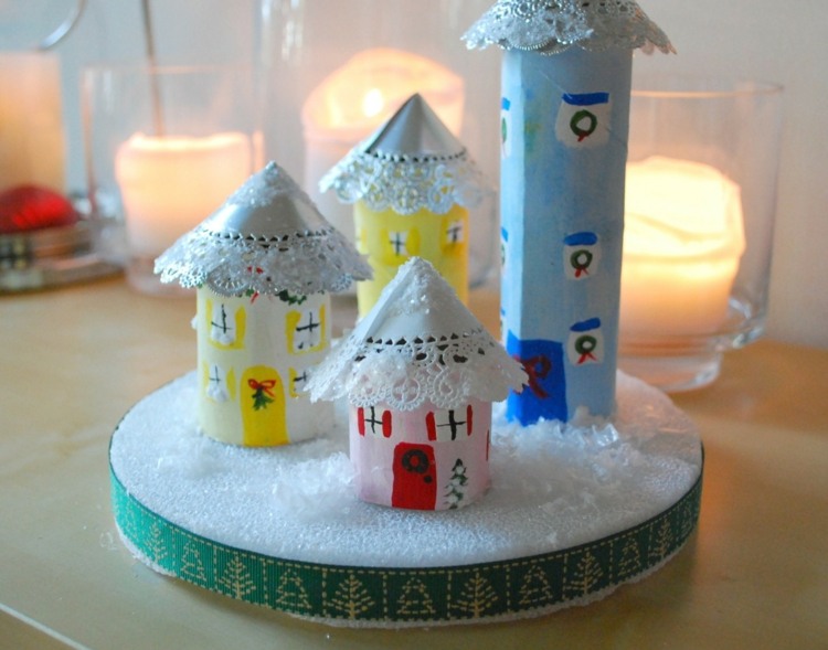 vianočné remeslá deti zimná dedina toaletný papier rolka domy špicatá strecha