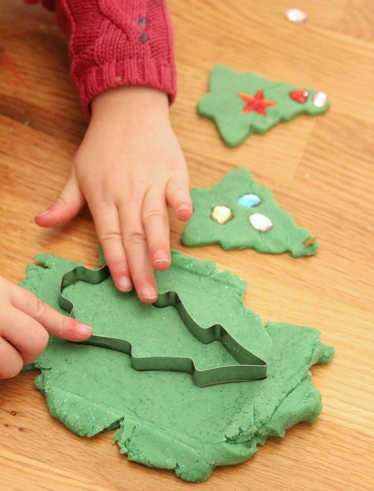 Batoľa robí vianočný stromček zo slaného cesta na Vianoce