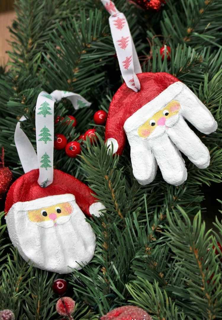 Mikuláš s 2 -ročnými deťmi vyrába ozdoby na stromček