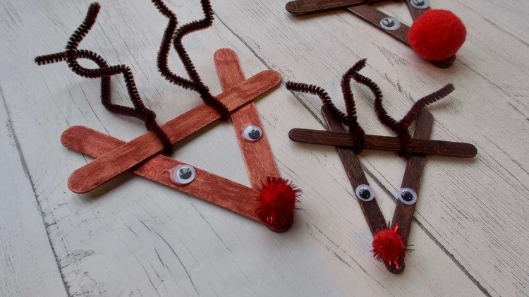 Soby na Vianoce vyrábajú zmrzlinové tyčinky s 2 3 -ročnými