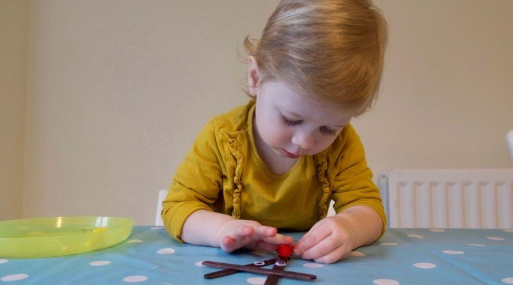 Drobné vianočné darčeky s 2-ročnými deťmi