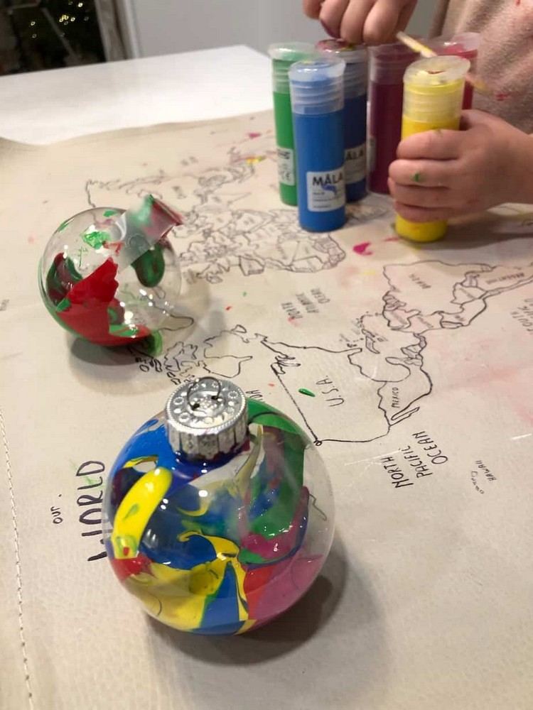 Vianočné gule ozdobte batoľaťom