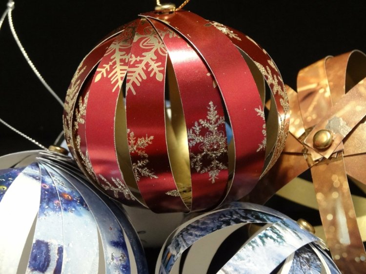 vianočné remeslá s trblietavými papierovými guličkami, červené strieborné snehové vločky