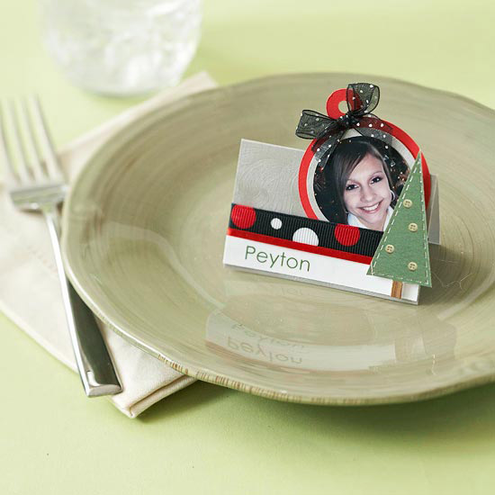 Poťah na vianočný stôl remeselné výrobky z papiera zdobia tabuľu s menovkou