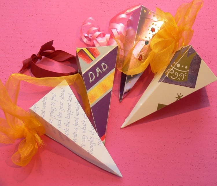 Vianočné ručné práce s papierovou taškou na cukrovinky si vyrobíte vianočné darčeky sami