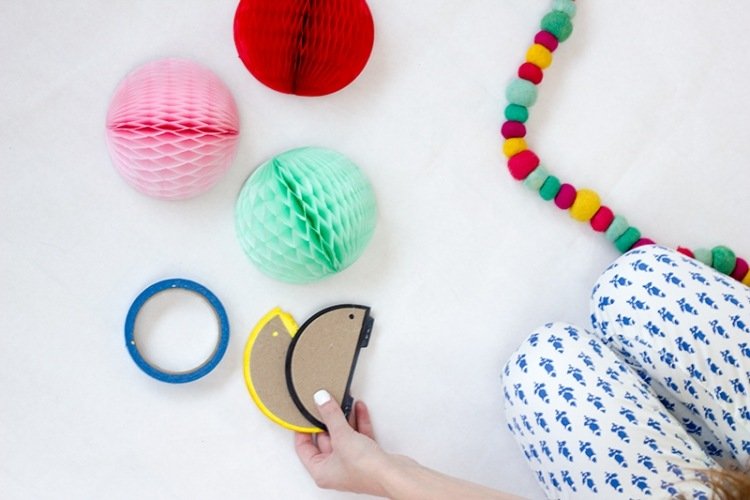 Alternatíva vianočného stromčeka-nástenka-dekorácia-urob si sám-medovníkové gule-farebné-materiály-návod