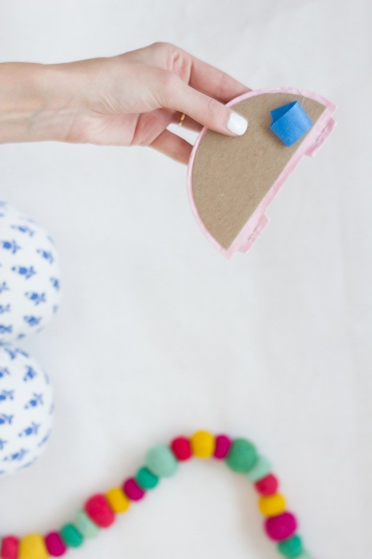 Alternatíva k vianočnému stromčeku-nástenka-dekorácia-urob si sám-plástové gule-návod-nalepenie-na-kazetu-stenu