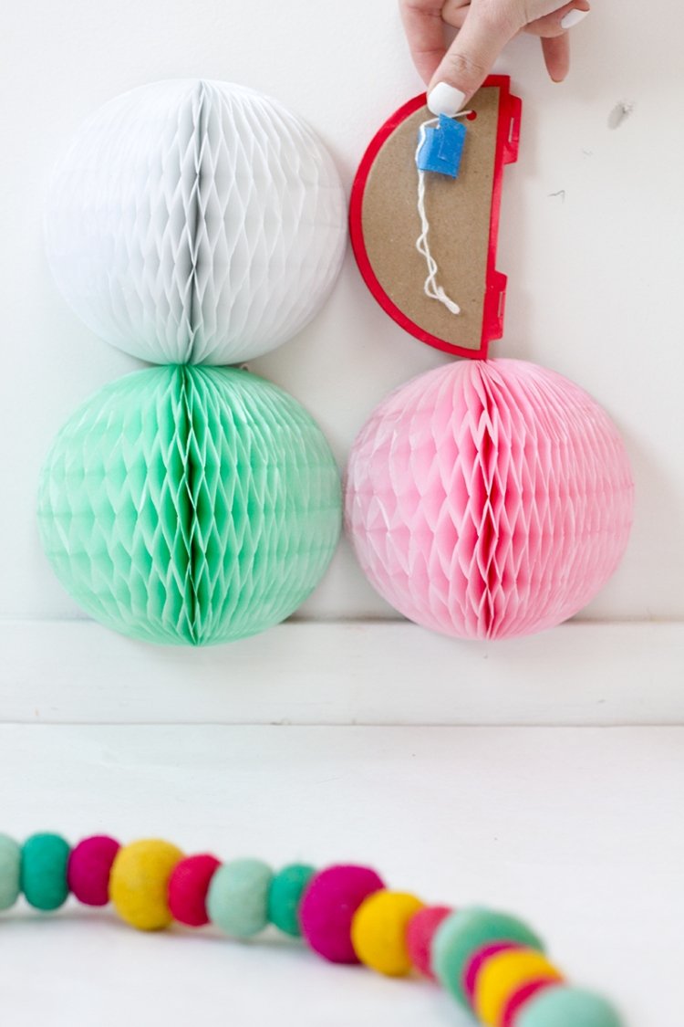 vianočný stromček-alternatíva-dekorácia-steny-urob si sám-medovníkové gule-návod-pripevniť-nalepiť-na-papier-oeko