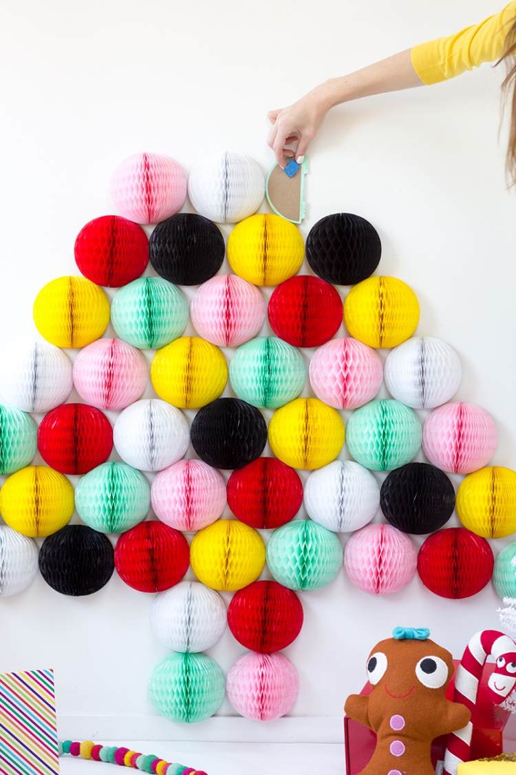 vianočný stromček-alternatíva-nástenka-dekorácia-urob si sám-medovníkové gule-farebný-papier-okrúhly-dekoračný-kreatívny