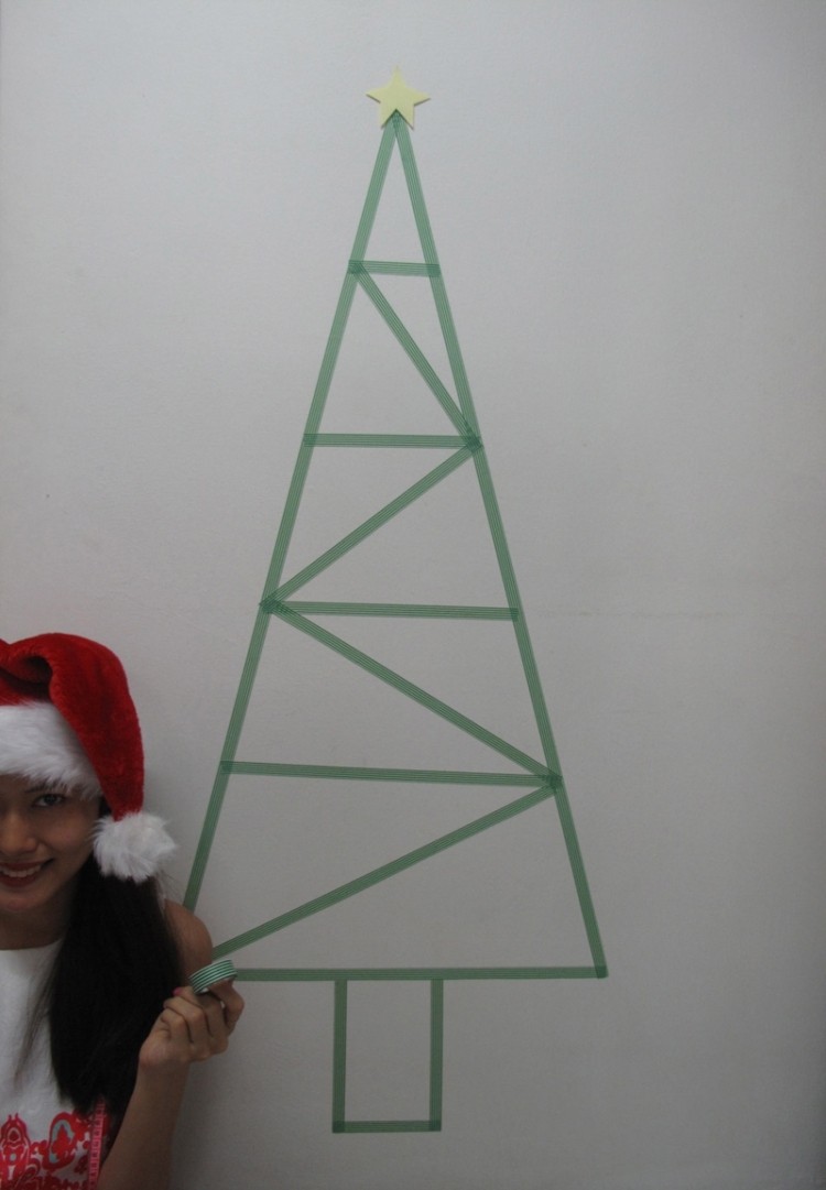 vianočný stromček-alternatívna-stena-dekorácia-urob si sám-abstraktné-lepiaca páska-zelená-stena
