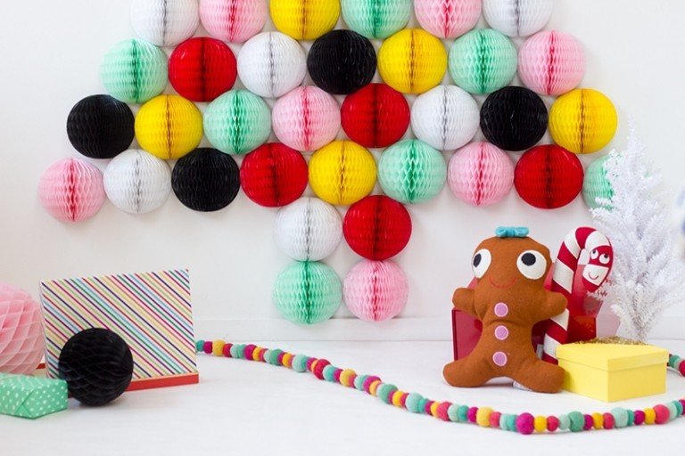 Alternatíva k vianočnému stromčeku-nástenka-dekorácia-urob si sám-plástový papier-pestrofarebná-ozdoba-farby-návod