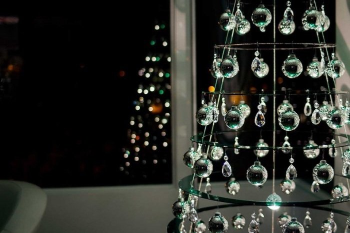 Vianoce s rozdielom - zelený akrylový vianočný stromček od Lawrenca Buda Stoeckera Vianočný stromček-zelený-Lawrence-Bud-Stoecker-akryl-dizajn