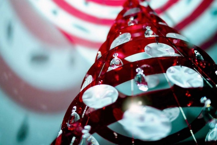 Umelý vianočný stromček v puristickom prevedení so skvelým efektom - červený a biely Jedľa-umelý-puristický-dizajn-veľký-efekt-klasika-vianočné-farby-červeno-biela