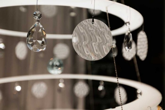 Dekorácia pre slávnostnú náladu v byte-gule a kryštály vianočného stromčeka Slávnostná nálada-v-byte-nápadoch-puristoch-svetlých-tieňových hrách-vianočných stromčekoch-dizajn