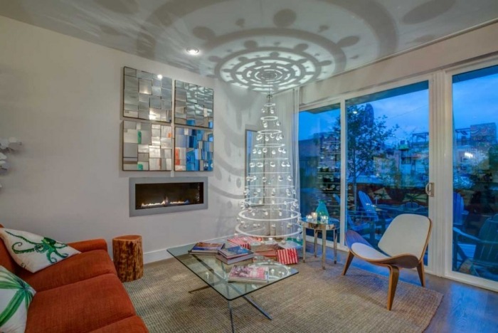 Akrylový vianočný stromček v bielo-tajomnej hre svetla a tieňa Moderné-vianočný stromček-akryl-lustrové závesy-ozdobné loptičky-hry so svetlom a tieňom