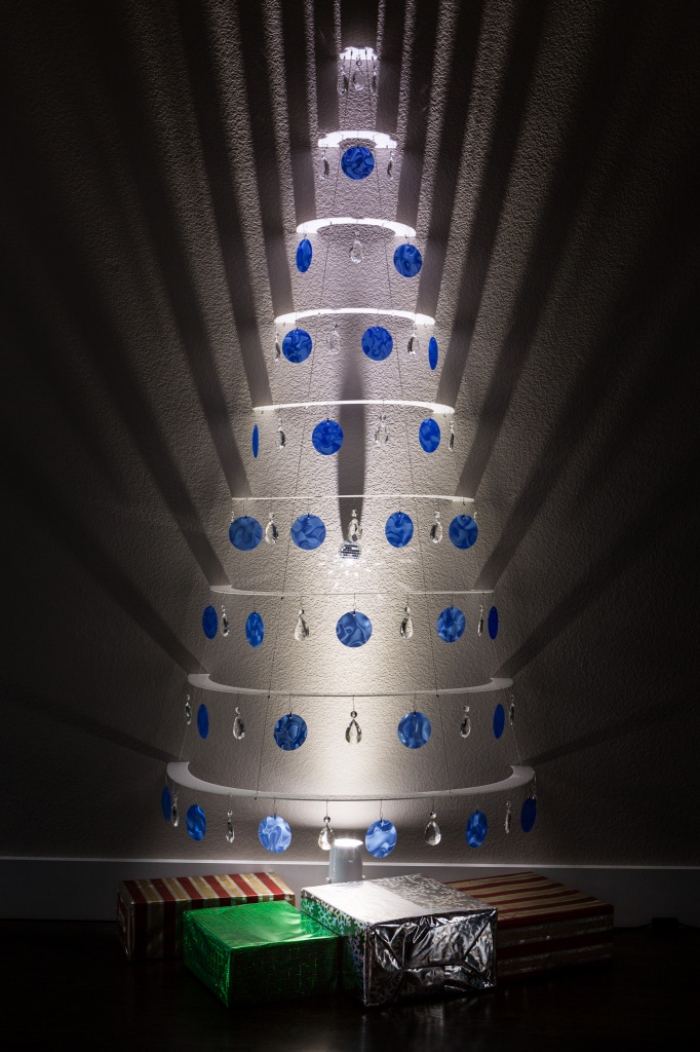 Originálny vianočný stromček z akrylátu vhodný na montáž na stenu dizajn-vianočný stromček-vyrobený z-akrylovej-nástennej-montovanej-svetelnej-efekty-reflektory-zospodu