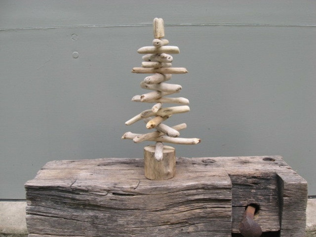 Drotársky vianočný stromček s naplaveným drevom Tyčinky zo surového dreva v malom vianočnom stromčeku