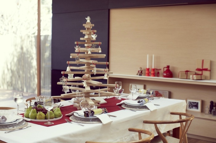 ekologický drevený vianočný stromček Ekologický vianočný stromček na stole