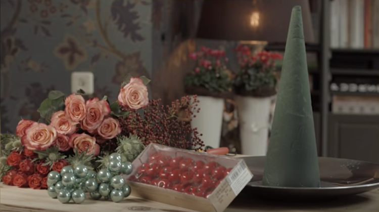 drotársky vianočný stromček z jedľovej zelene aranžmán