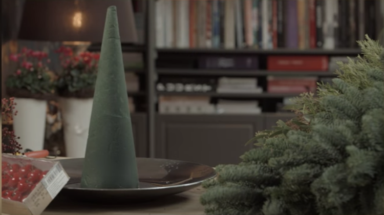 Tinker vianočný stromček z jedľovo zeleného kvetinového penového kužeľa