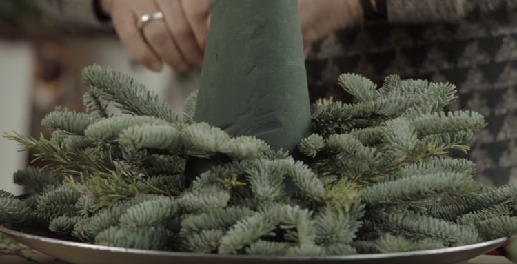 Tinkerujte vianočný stromček z jedľového zeleného usporiadania jedľových konárov a rozmarínu