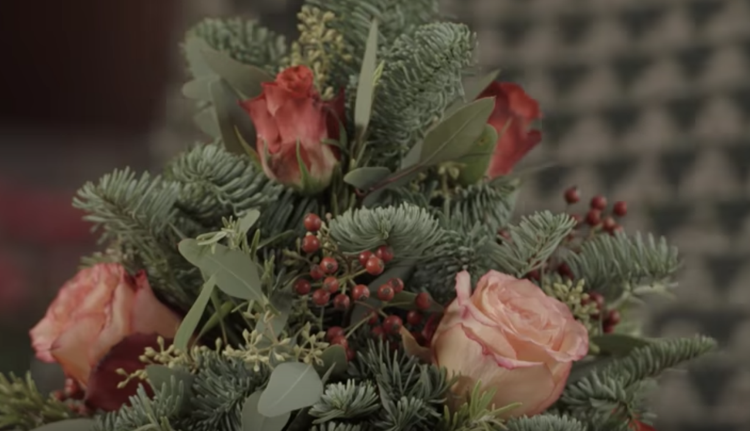 Tinker vianočný stromček z jedľových zelených ruží a bobúľ