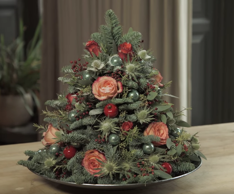 Aranžovanie vianočného stromčeka si vyrábate ruže, bodliaky, bobule