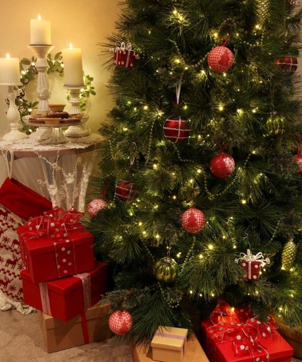 borovica vianočný stromček červené ozdoby darčeky rozprávkové svetlá borovica vianočný stromček červené gule darčeky rozprávkové svetlá