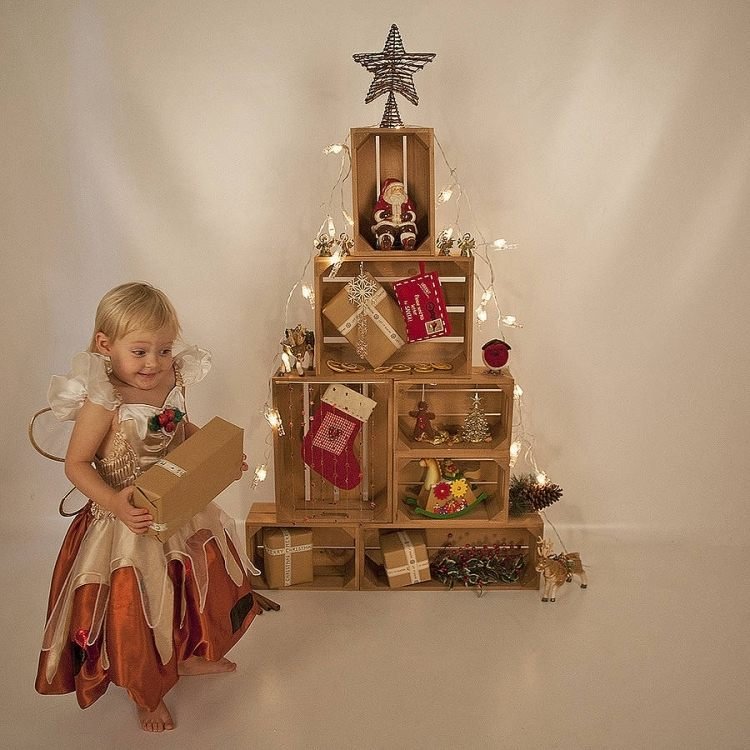Tinker vianočný stromček-deti-alternatíva-drevené škatule-darčeky-dieťa-dievča-šťastné