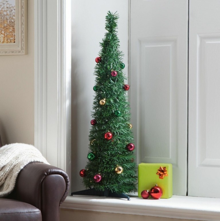 Malý vianočný stromček si môžete vybrať, keď je málo miesta kúpiť malý vianočný stromček špic umelé vianočné gule