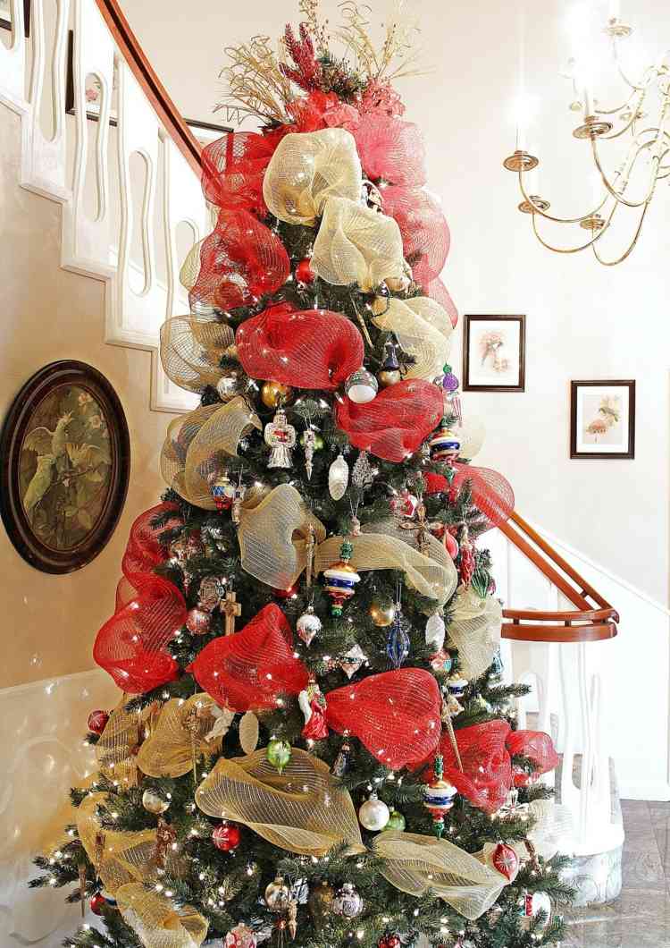 Vianočný stromček môžete ozdobiť stužkami kúpiť stuhy na vianočný stromček červené biele chodbové šperky