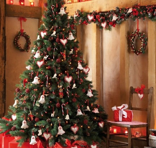 Vianočný stromček slávnostne zdobí tradičné perníky ozdobte tradičné nápady na dizajn perníkov