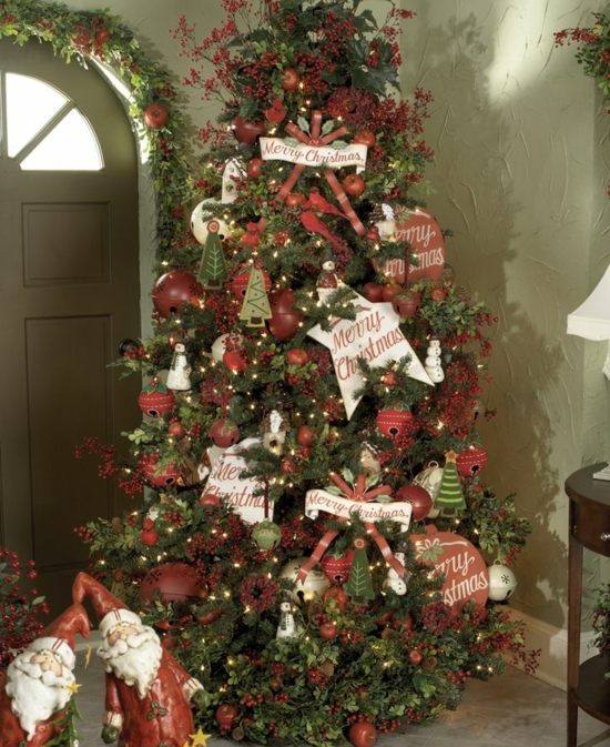 Vianočný stromček mimo priameho slnečného svetla krásny nie priame slnečné svetlo krásna tradičná červená zelená