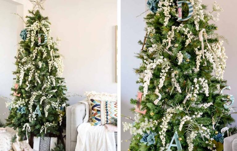 Trendy s prírodnými materiálmi s kvetmi a drevenými písmenami ozdobujú vianočný stromček slávnostne