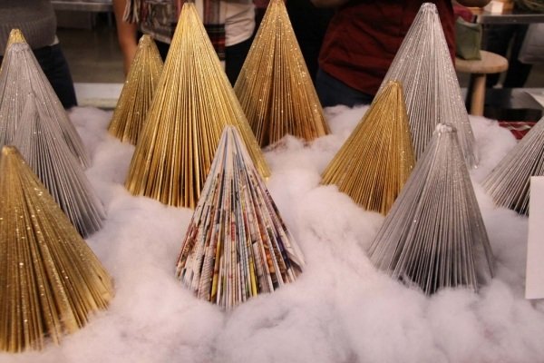 vianočný stromček drotár papierové noviny zlaté strieborné drotár vianočné stromčeky sami papierové noviny zlaté strieborné