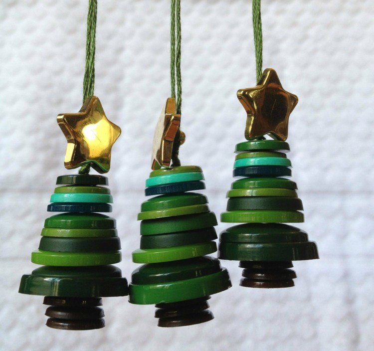Tieto vianočné stromčeky boli vyrobené zo zelených viečok drotár vianočný stromček zelené viečko nápad lampa hviezda
