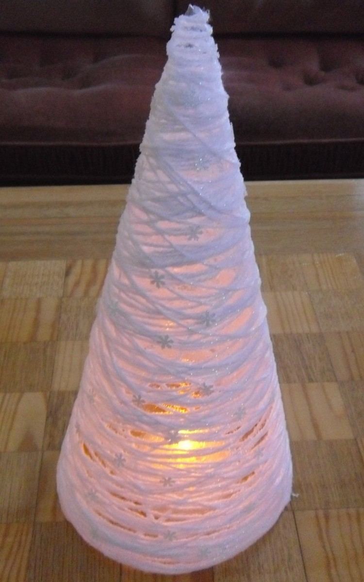 Vianočný stromček vyrobený z bielej šnúrky a lepidla drotár-sám-vianočný stromček-biela-niť-lepidlo