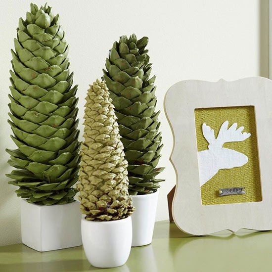 Váza zo zelených tinkerových šišiek na vianočný stromček drotár vianočný stromček sami šišky zelená farba váza