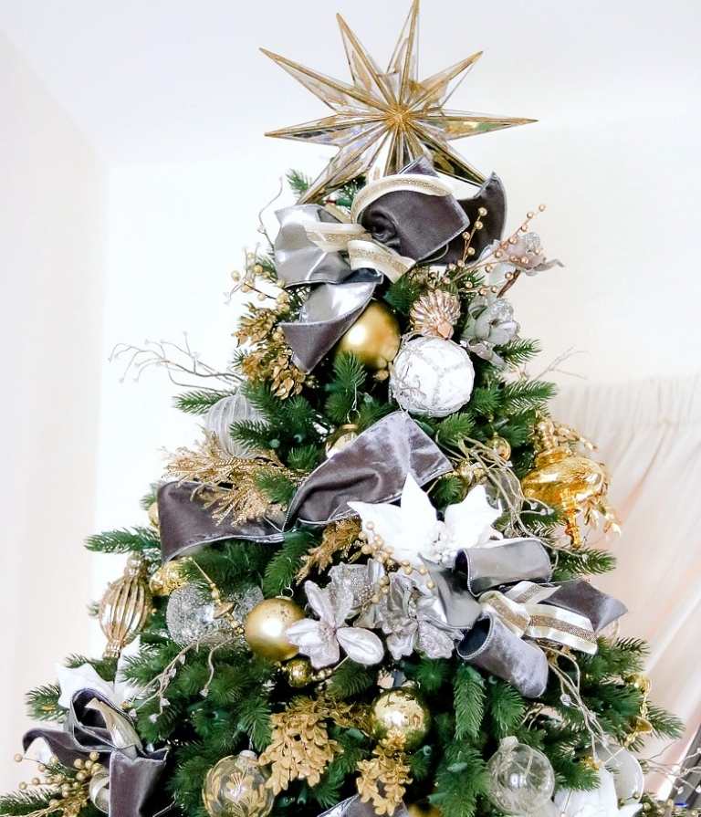 Vianočný stromček biele strieborné zdobené sklenené gule a látková girlanda