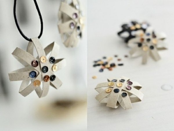 ozdoby na vianočný stromček rolky toaletného papiera drotár flitre Ozdoby na vianočný stromček vyrábajú kotúče toaletného papiera