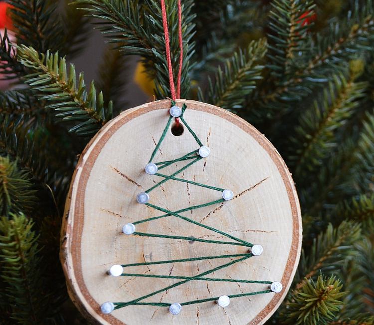 Remeselný nápad s dreveným kotúčom, klincami a niťou drotár vianočný strom dekorácie drevo kotúč jedľa vlákno zelené klince